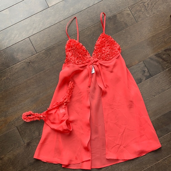 Lingerie - Picture 1 of 2